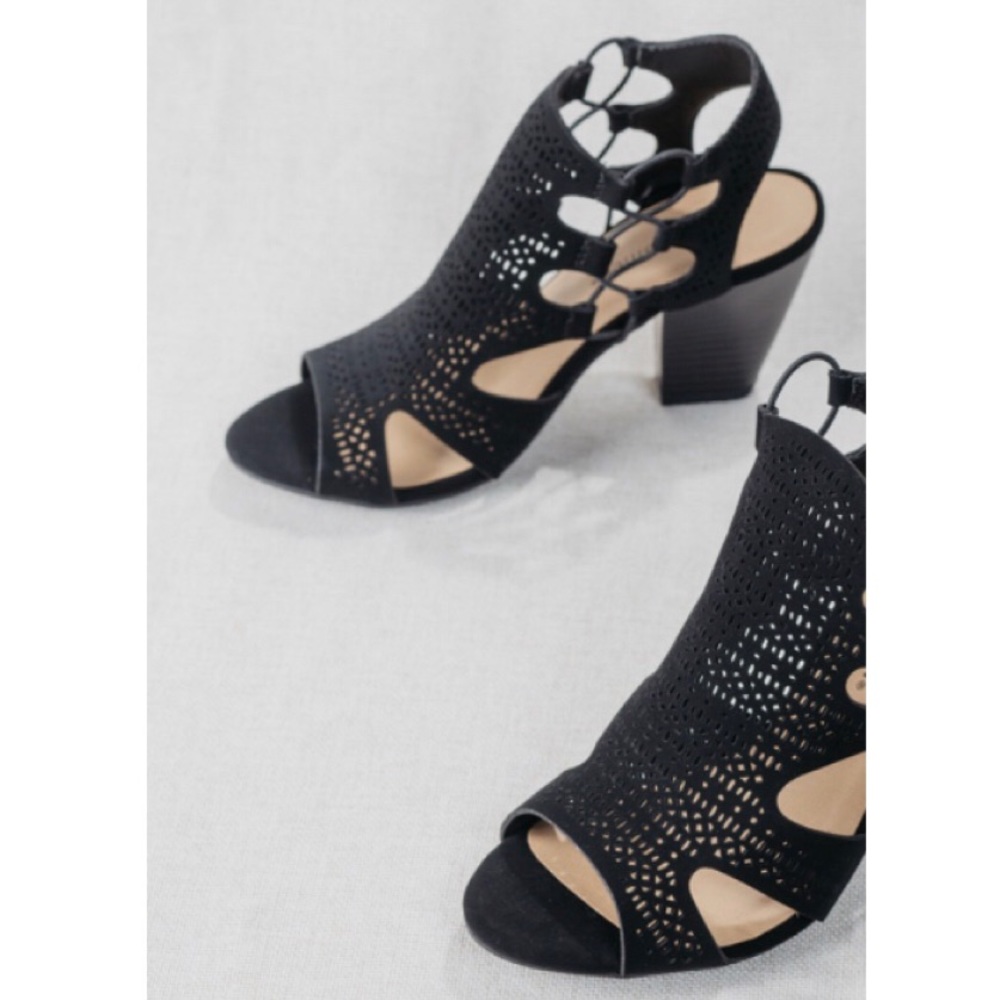 NIB Open Toe Perforated Elasticize Side Sandal - Picture 5 of 8
